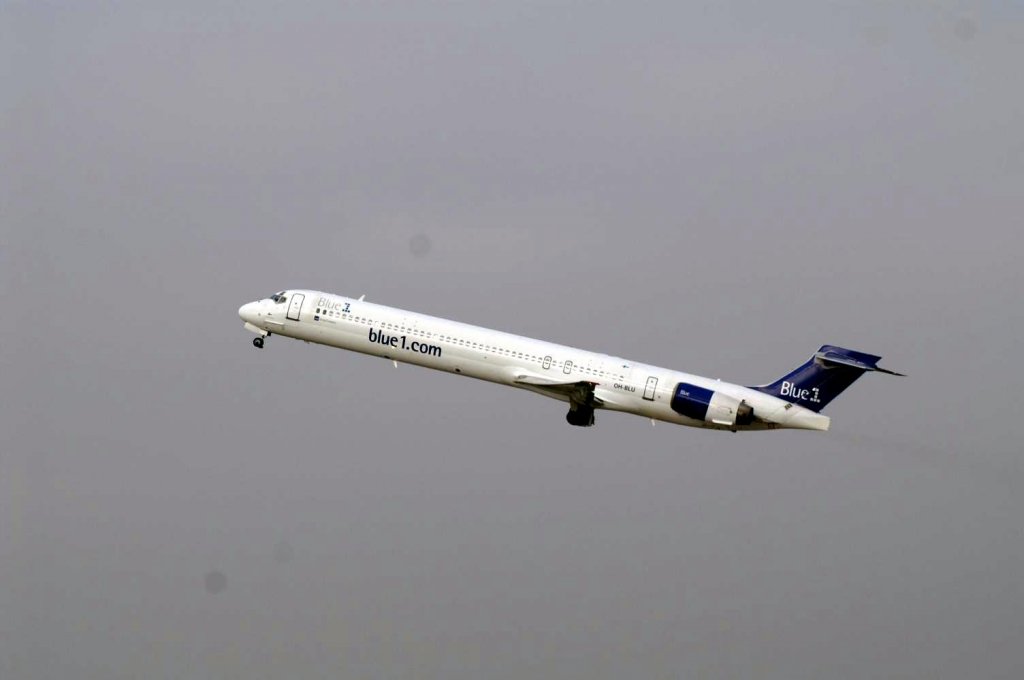 Eine McDonnell Douglas MD-90-30	von Blue 1 mit der Kennung OH-BLU aufgenommen am 23.01.2010 am Zricher Flughafen.