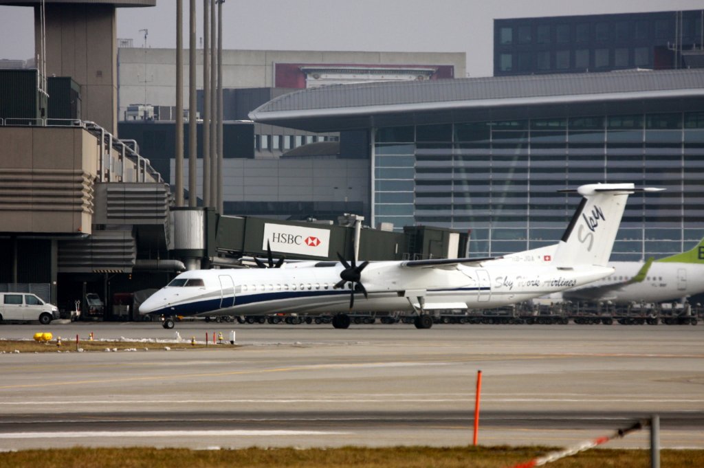 Reg.: HB-JGA Hersteller: De Havilland Canada Typ: DHC-8-402 Dash 8 Serien Nr.: 4198 Baujahr: 2008 Erstflug: 2008 aufgenommen am 23.01.2010 auf dem Flughafen Zrich