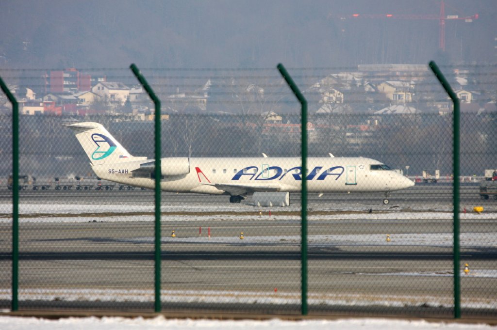 Reg.: S5-AAH Hersteller: Bombardier Typ: Canadair CL-600-2B19 CRJ-100LR Serien Nr.: 7032 Baujahr: 1994 Test Reg.: C-FMNW Erstflug: 1994 aufgenommen am 16.02.2010 auf dem Flughafen Zrich