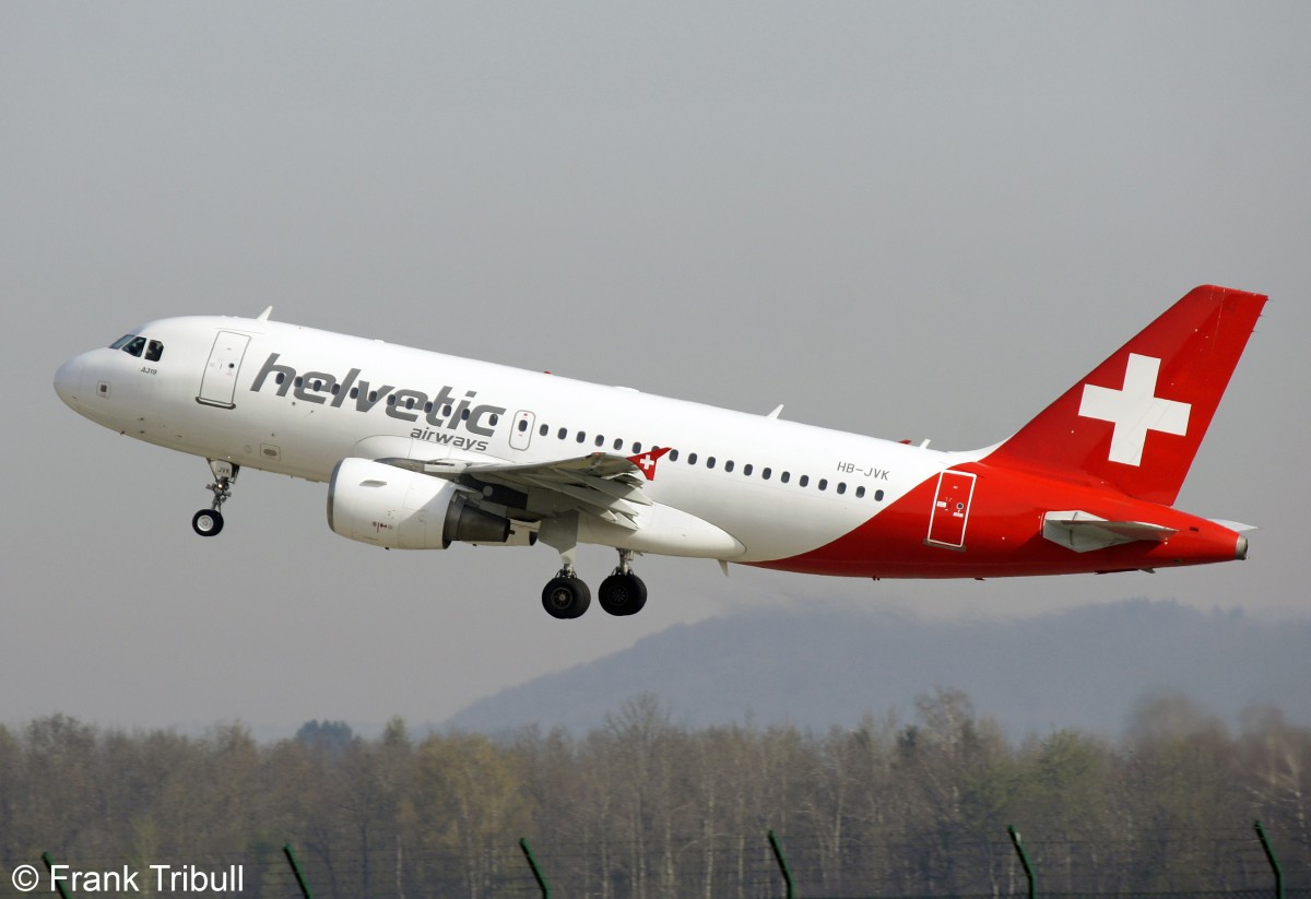 Ein Airbus A319-112 von Helvetic Airways mit der Kennung HB-JVK aufgenommen am 30.03.2014 am Flughafen Zürich 