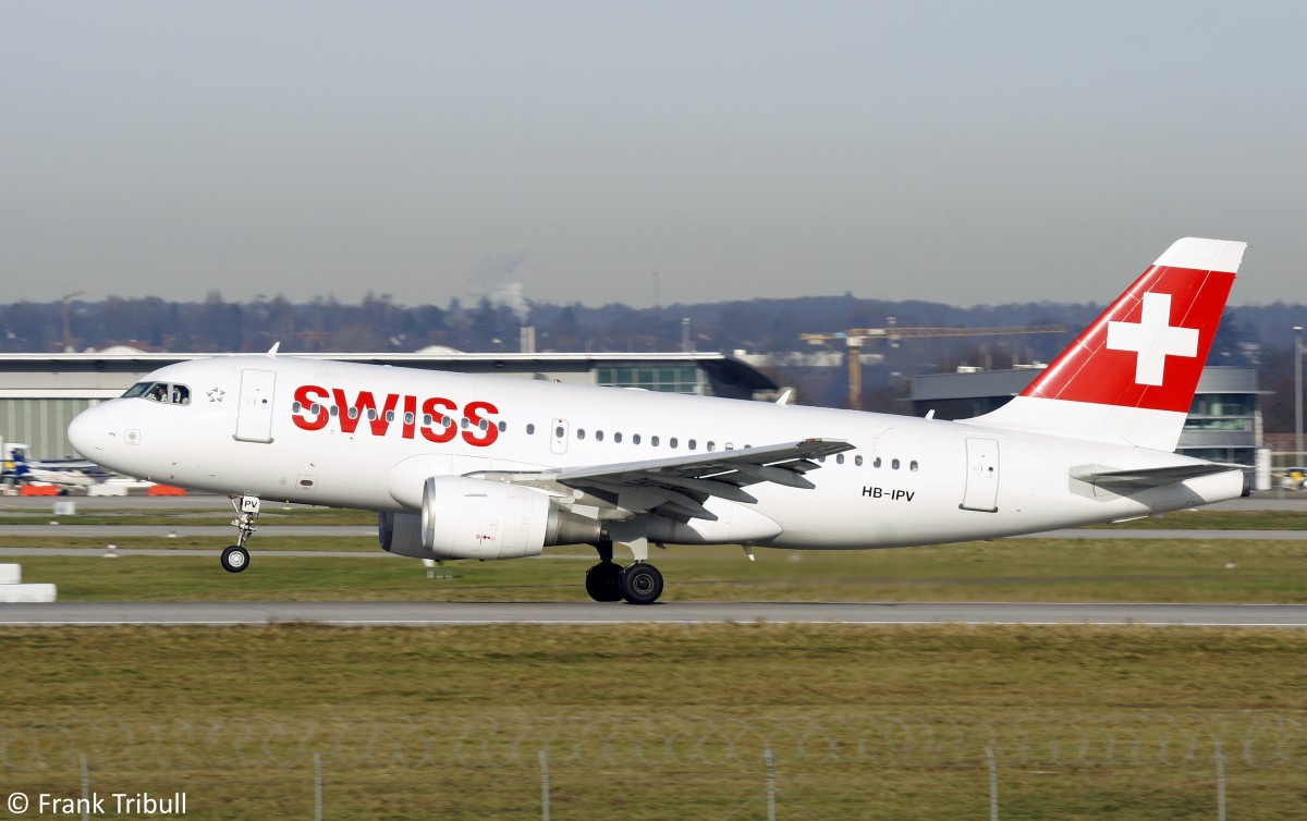 Ein Airbus A319-112 von Swiss International Air Lines mit der Kennung HB-IPV aufgenommen am 06.01.2015 auf dem Flughafen Stuttgart 