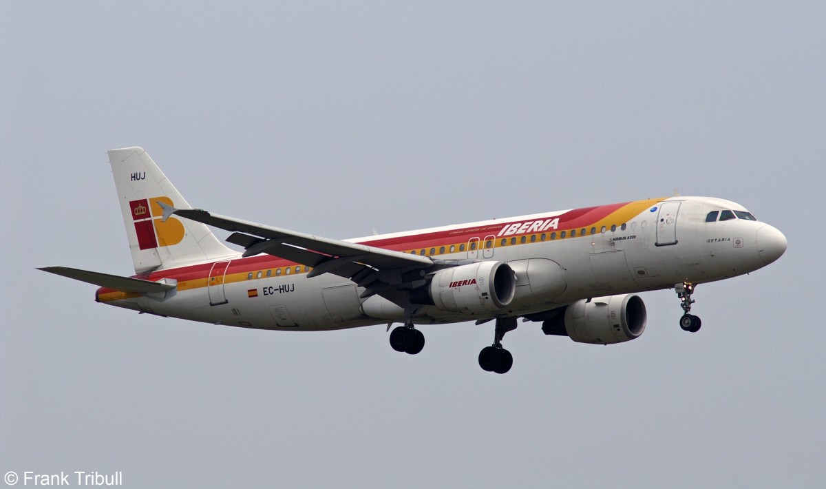 Ein Airbus A320-214 von Iberia mit der Kennung EC-HUJ aufgenommen