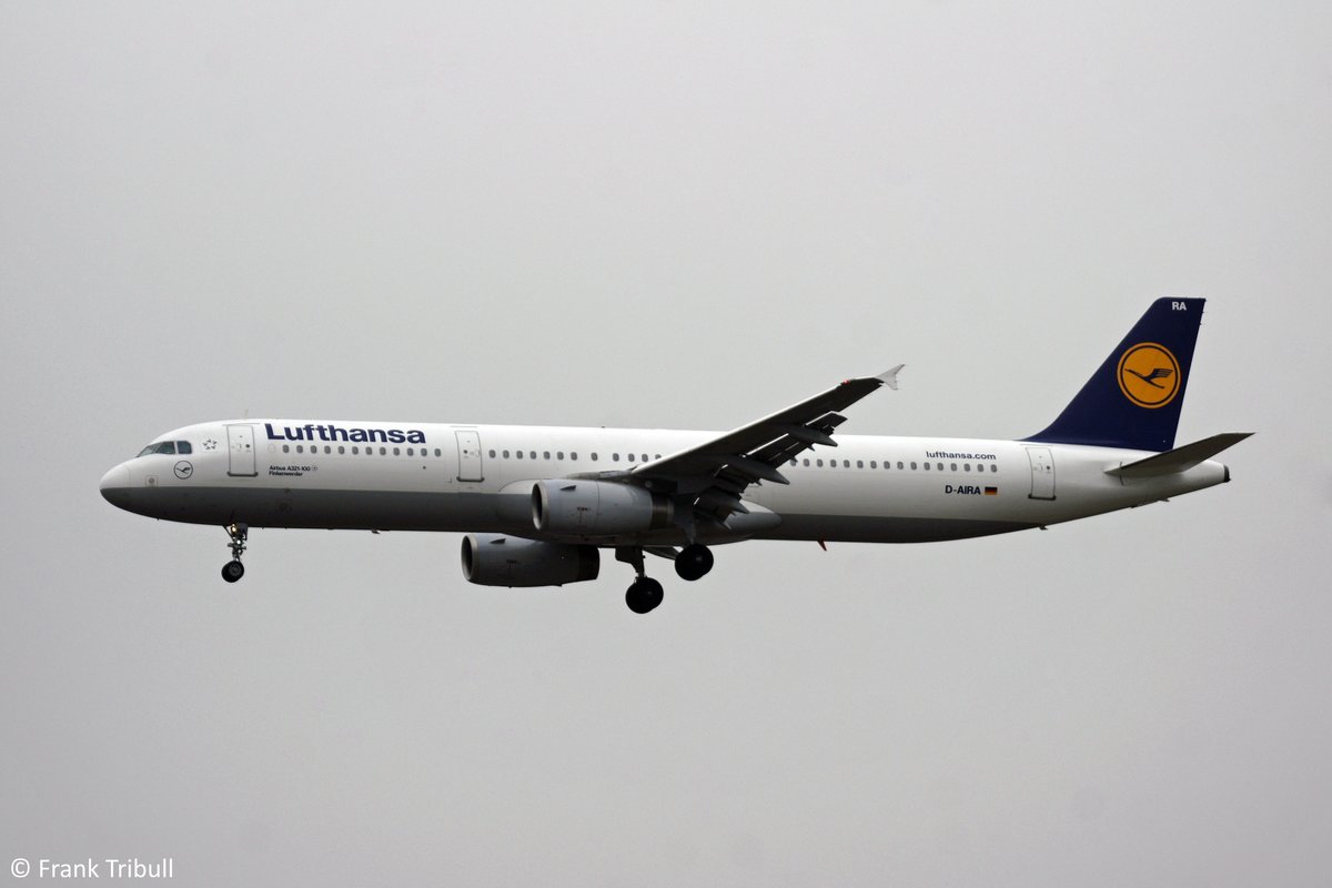 Ein Airbus A321-131 von Lufthansa mit der Kennung D-AIRA aufgenommen am 26.03.2015 am Flughafen München