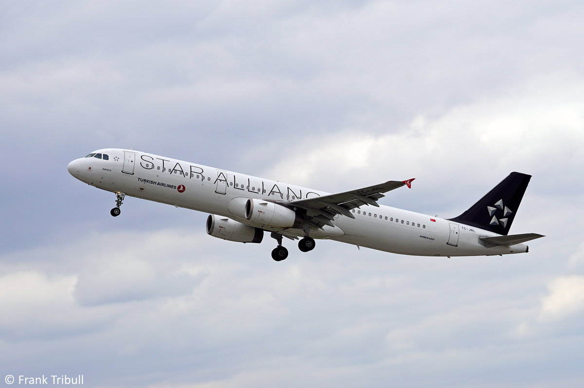 Ein Airbus A321-231 von Turkish Airlines mit der Kennung TC-JRL in der Star Alliance Lackierung aufgenommen am 14.04.2017 auf dem Flughafen Stuttgart
