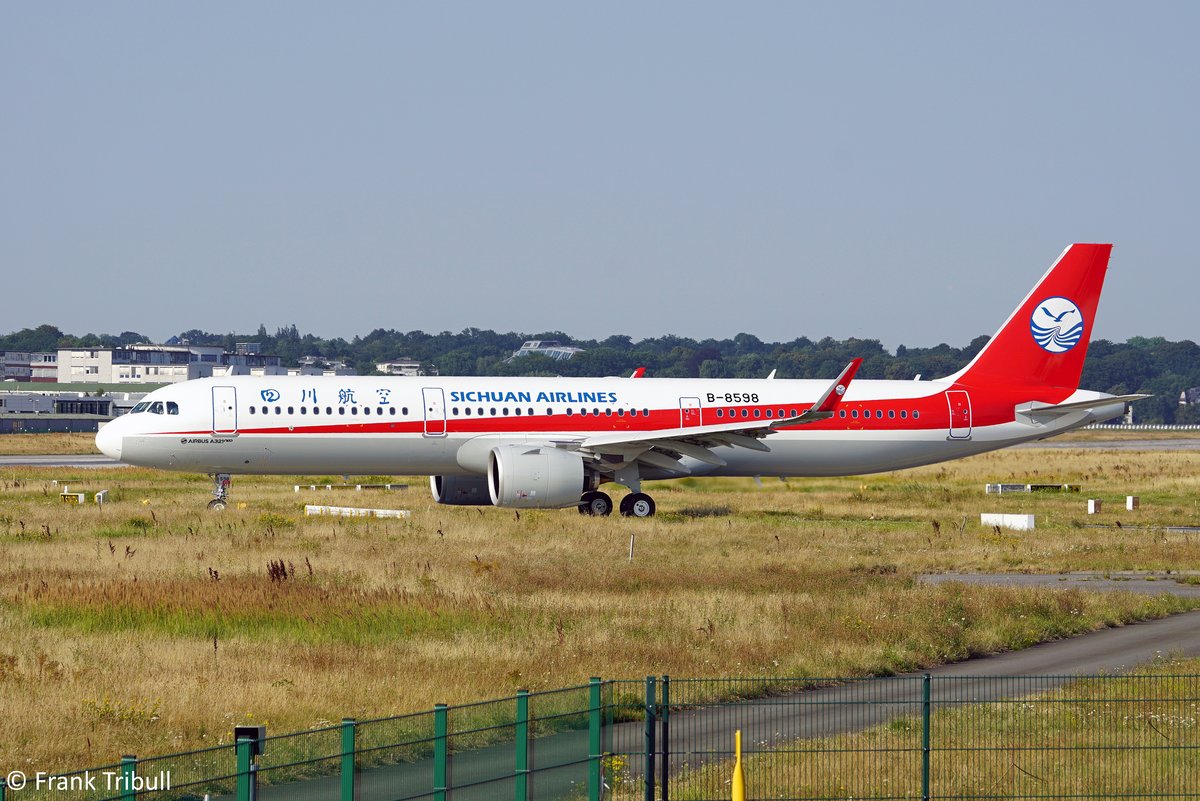 Ein Airbus A321-271neo von Sichuan Airlines mit der Kennung B-8598 aufgenommen am 26.07.2018 am Flughafen Hamburg-Finkenwerder