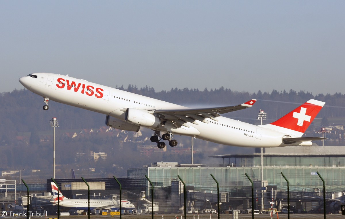 Ein Airbus A330-343X von Swiss International Air Lines mit der Kennung HB-JHL aufgenommen am 05.01.2015 auf dem Flughafen Zürich 