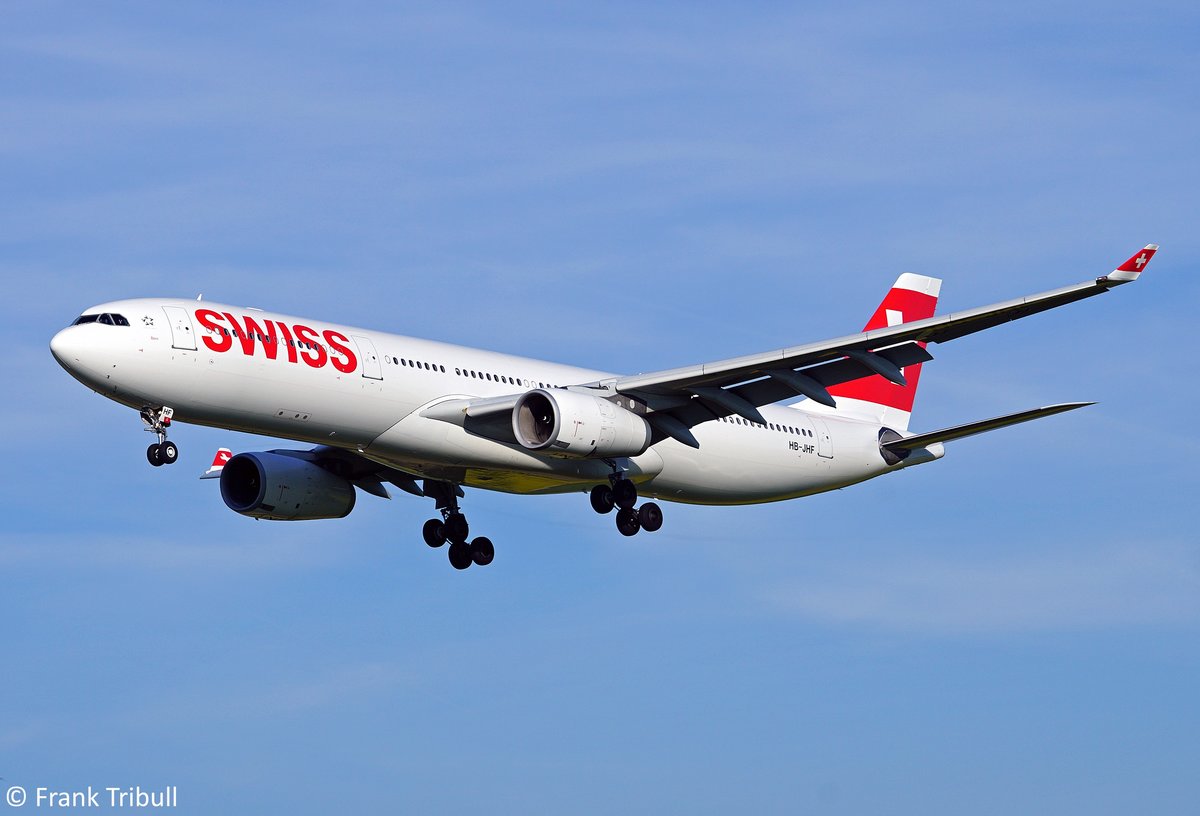 Ein Airbus A330-343X von SWISS INTERNATIONAL AIRLINES mit der Kennung HB-JHF und dem Taufnamen Bern aufgenommen am 05.01.2015 auf dem Flughafen Zürich