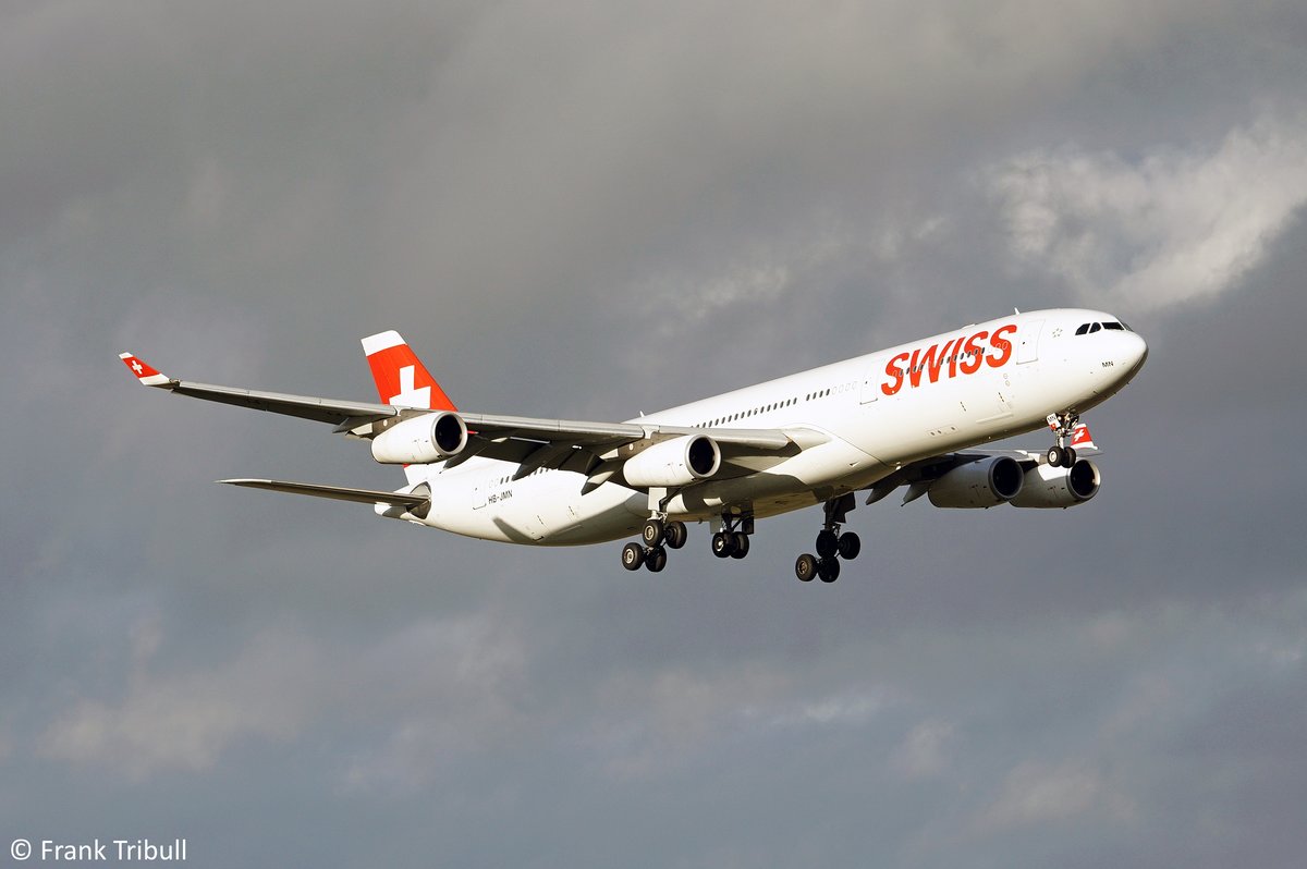 Ein Airbus A340-313X von Swiss International Air Lines mit der Kennung HB-JMN aufgenommen am 05.01.2016 am Flughafen Zürich