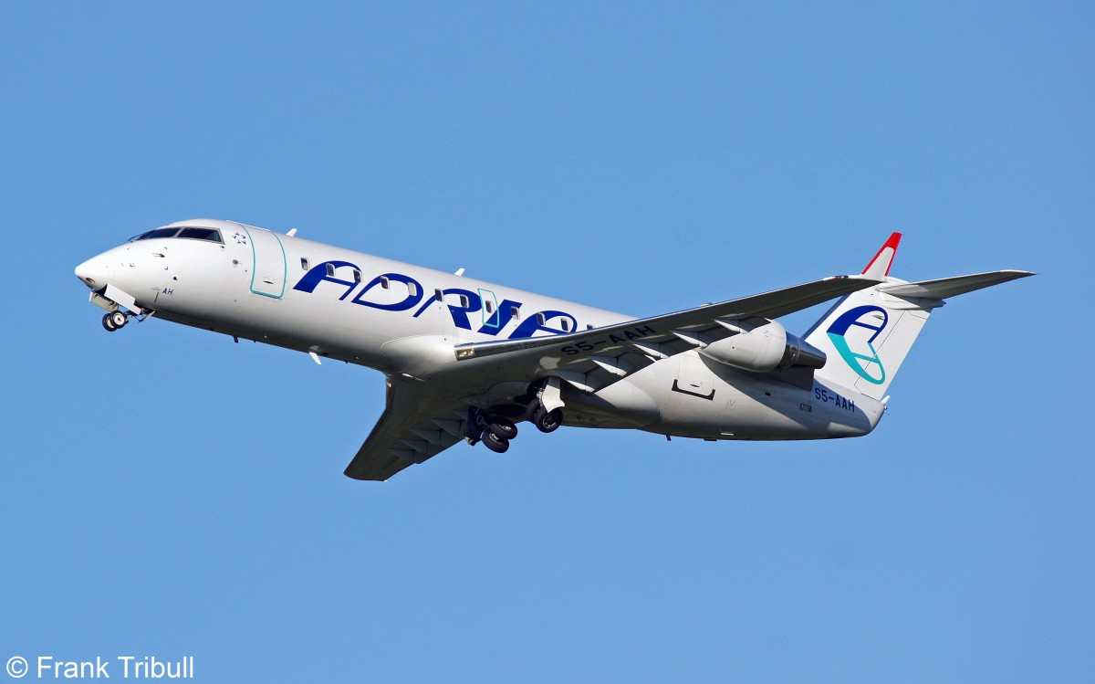 Ein Bombardier (Canadair) CL-600-2B19 CRJ-100LR von Adria Airways mit der Kennung S5-AAH aufgenommen am 03.10.2010 am Flughafen Zürich