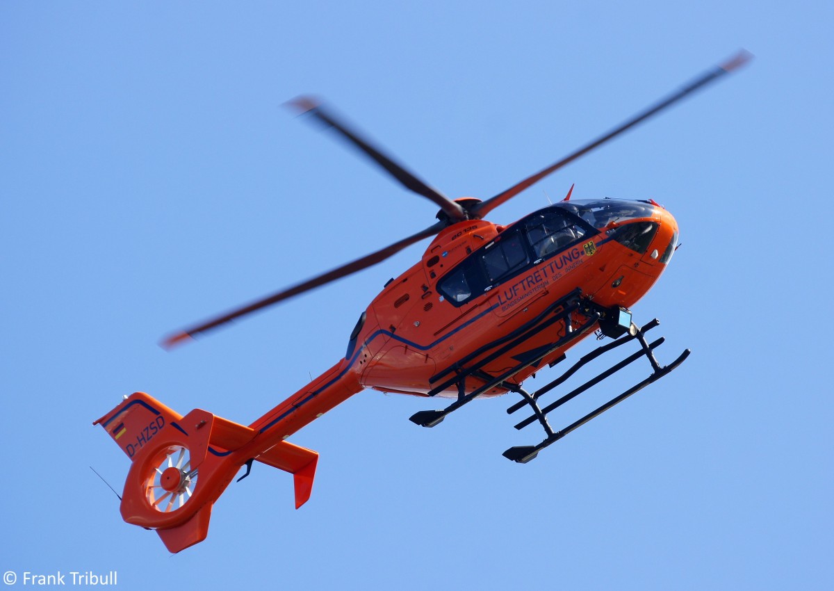 Ein Eurocopter EC-135T2+ (T2i) Rettungshubschrauber vom Bundesministerium des Inneren mit der Kennung D-HZSD aufgenommen am 04.08.2013 in Lühe 