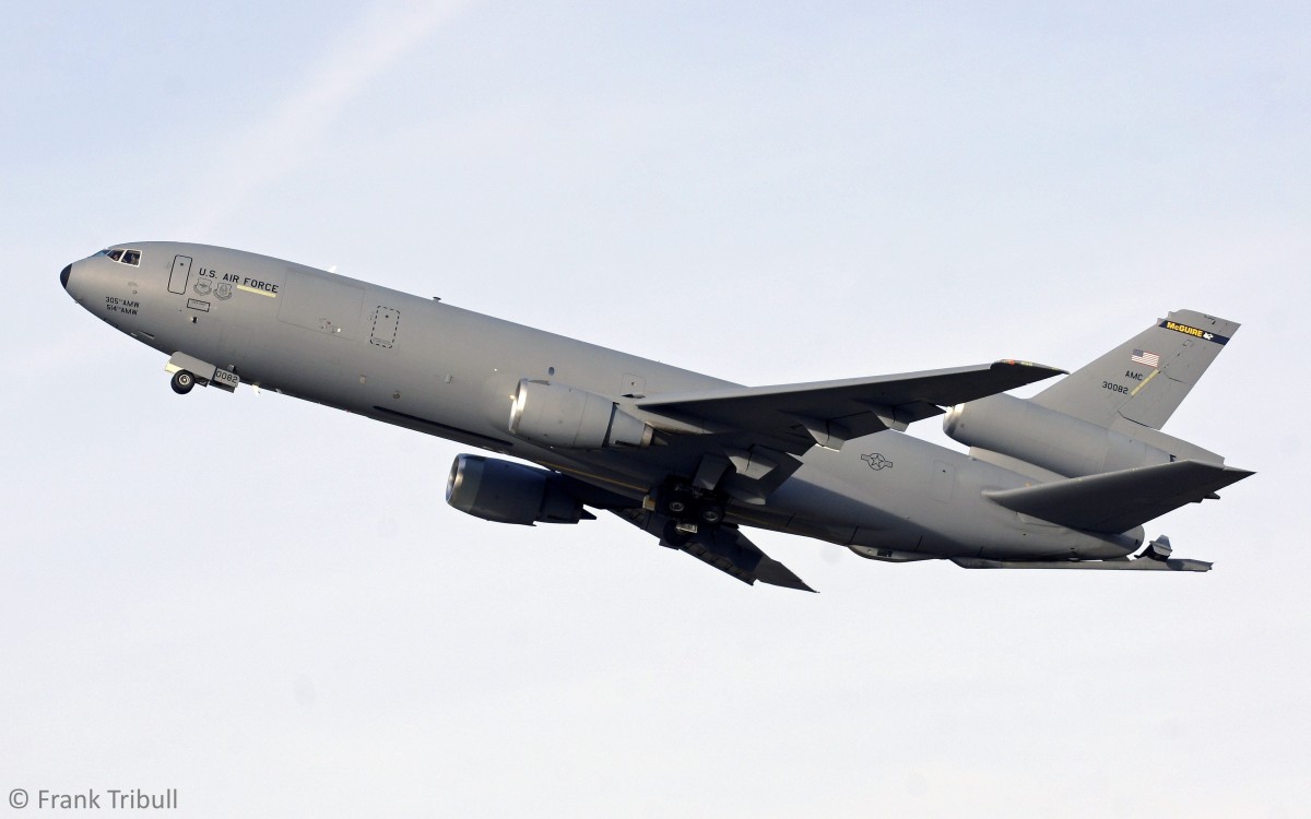 Ein McDonnell Douglas KC-10A Extender der US Air Force (USAF) mit der Kennung 83-0082 aufgenommen am 06.01.2015 auf dem Flughafen Stuttgart