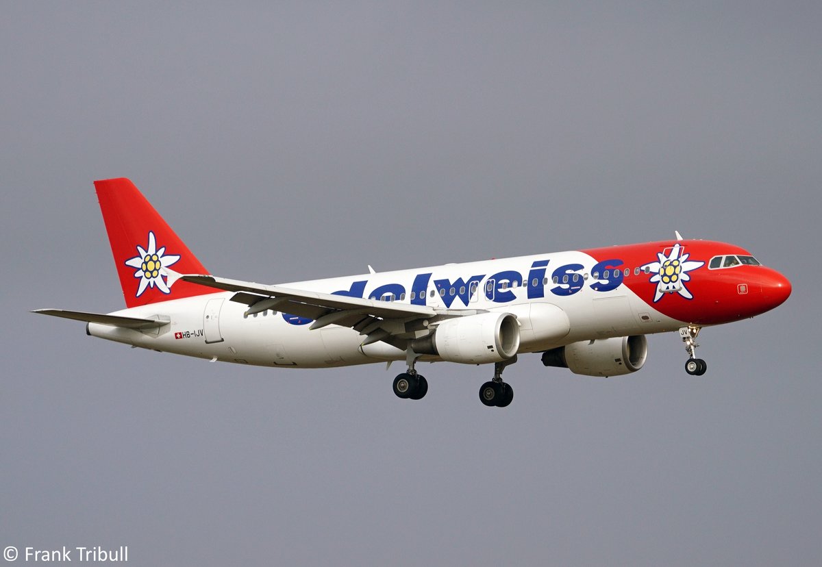 Eine Airbus A320-214 von Edelweiss Air mit der Kennung HB-IJY aufgenommen am 05.01.2016 auf dem Flughafen Zürich