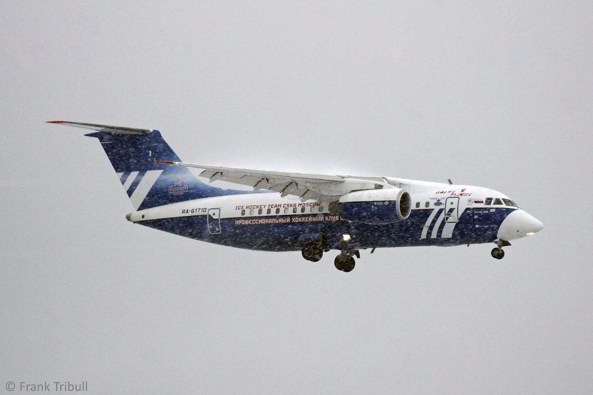 Eine Antonov An-148 von Polet Flight mit der Kennung RA-61710 aufgenommen am 26.12.2013 auf dem Flughafen Zürich