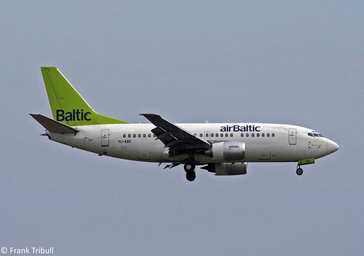Eine Boeing 737-53 von Air Baltic mit der Kennung YL-BBD aufgenommen am 04.04.2009 am Züricher Flughafen. 