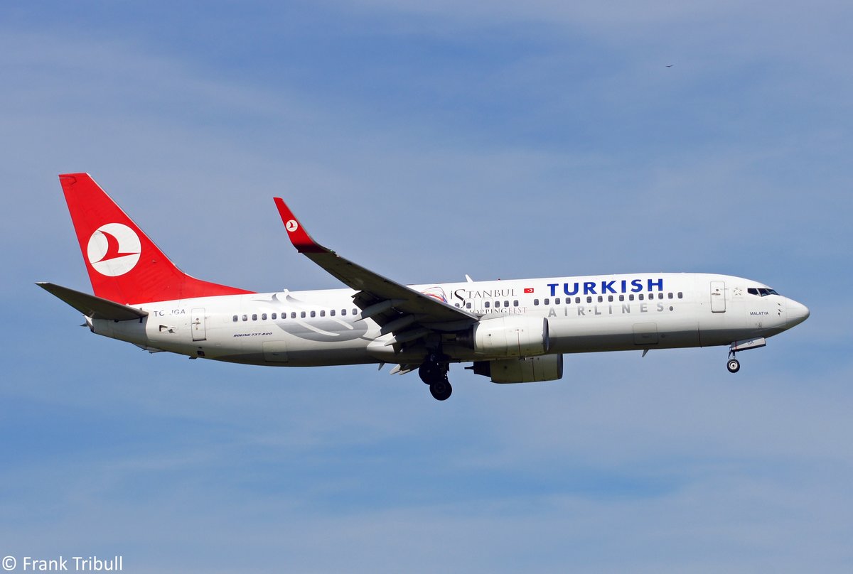 Eine Boeing 737-8F2 von Turkish Airlines mit der Kennung TC-JGA (Taufname:Malatya) aufgenommen am 29.05.2011 am Züricher Flughafen.