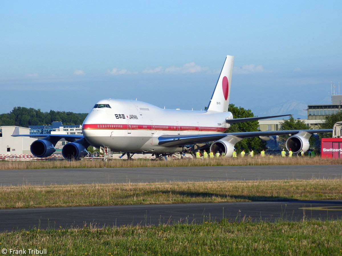 Eine Boeing 747-47C der Japan Air Force mit der Kennung 20-1101 aufgenommen am 21.06.2014 auf dem Flughafen Zürich