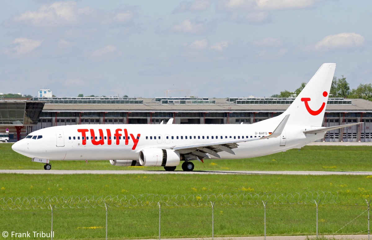 Eine Boeing B737-8K5 (W) von TUIfly mit der Kennung D-AHFO aufgenommen am 18.05.2013 am Stuttgarter Flughafen