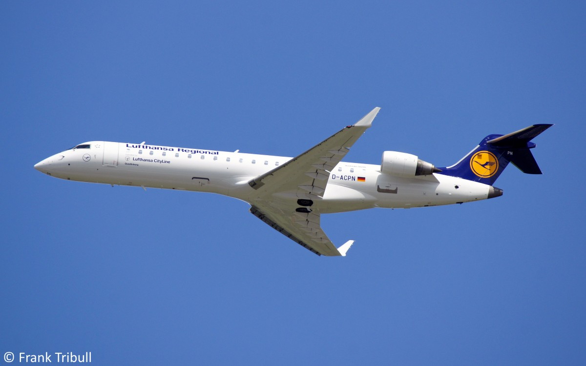 Eine Bombardier Inc CL-600-2C10 CRJ-701 von Lufthansa CityLine mit der Kennung D-ACPN aufgenommen am 24.06.2011 am Flughafen München 