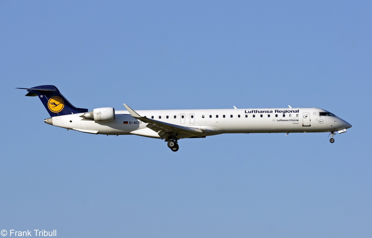 Eine Bombardier Inc CL-600-2D24 CRJ-900LR von Lufthansa Cityline mit der Kennung D-ACKI aufgenommen am 21.06.2014 auf dem Flughafen Zürich 