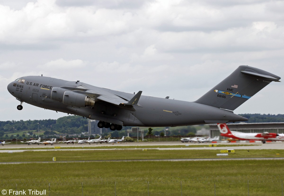 Eine C-17A Globemaster III von der US Air Force (USAF) mit der Kennung 06-6165 aufgenommen am 29.05.2014 auf dem Flughafen Stuttgart蛿