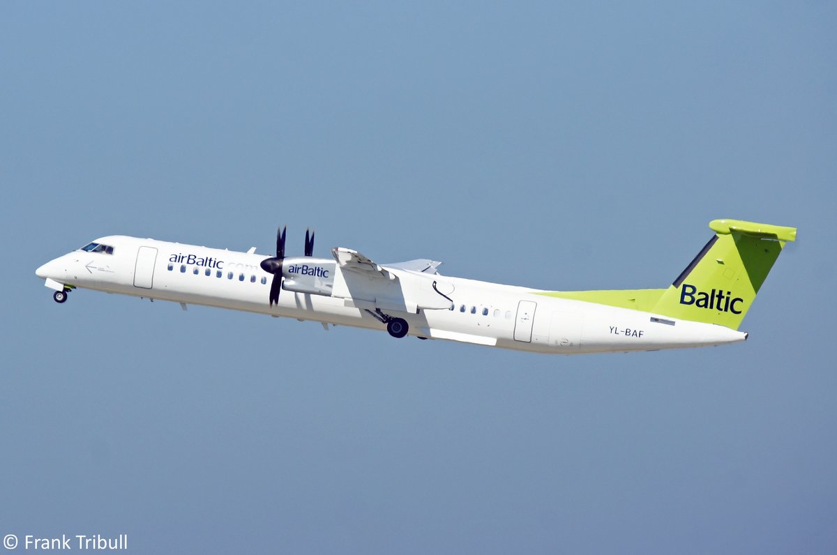 Eine De Havilland Canada DHC-8-402 Dash 8 von Air Baltic mit der Kennung YL-BAF aufgenommen am 08.09.2012 am Züricher Flughafen.
