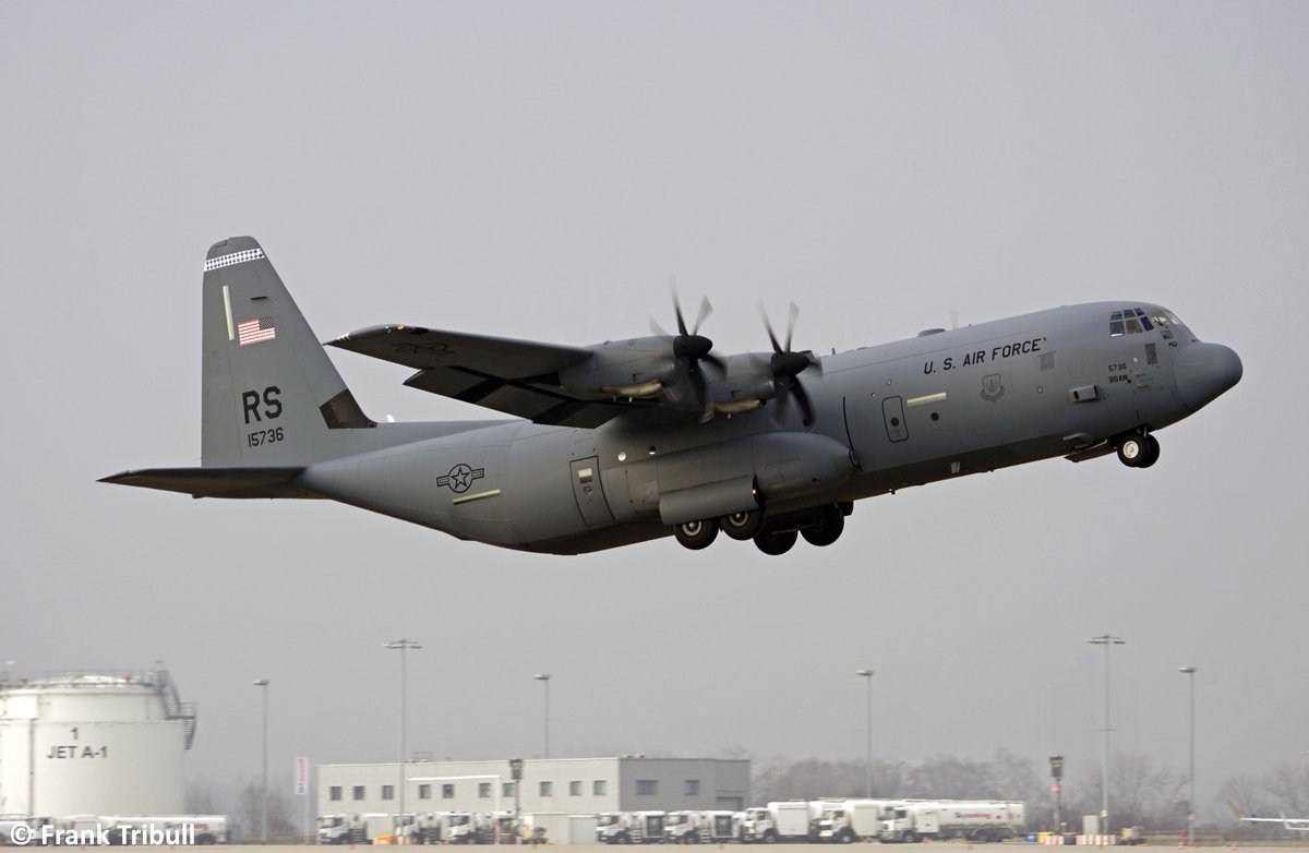 Eine Lockheed Martin C-130J-30 Hercules von der US Air Force (USAF) mit der Kennung 01-5736 aufgenommen am 08.02.2018 auf dem Flughafen Stuttgart