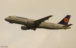 Ein Airbus A320-211 von Lufthansa mit der Kennung D-AIPM mit dem Taufnamen Troisdorf aufgenommen am 24.06.2011 am Flughafen M�nchen