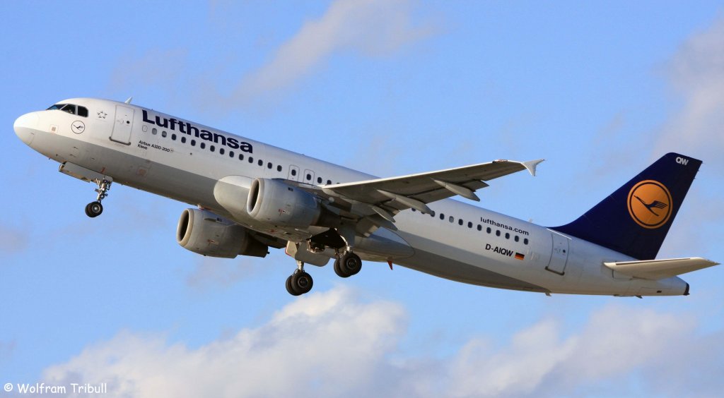 Ein Airbus 320-211 von LUFTHANSA mit der Kennung D-AIQW mit dem Taufnamen Kleve aufgenommen am 03.10.2012 auf dem Flughafen Stuttgart