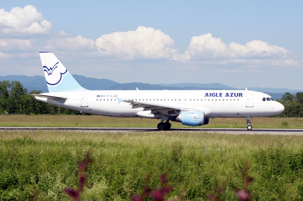 Ein Airbus A-320-211 von Aigle Azur mit der Kennung F-GJVF aufgenommen am 05.06.2010 auf dem Flughafen EuroAirport Basel-Mhlhausen-Freiburg