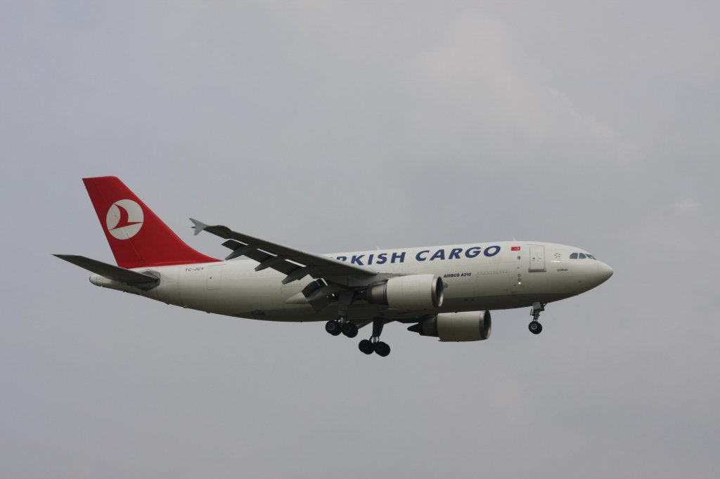Ein AIRBUS A310-304 von TRKISH CARGO mit der Kennung TC-JCY aufgenommen am 04.04.2009 auf dem Flughafen Zrich