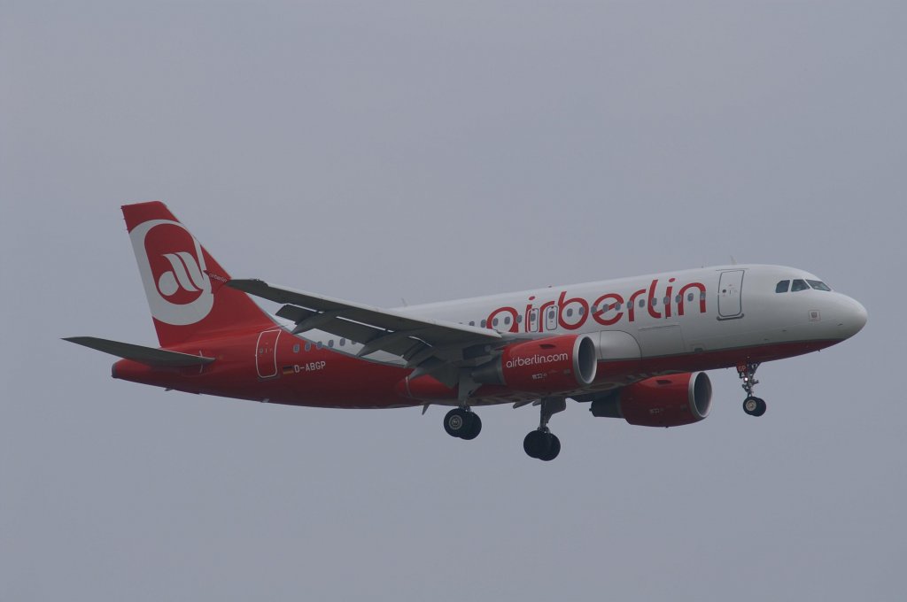 Ein Airbus A319-112 von Air Berlin mit der Kennung D-ABGP aufgenommen am 04.04.2009 am Zricher Flughafen.