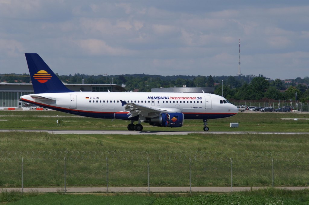Ein Airbus A319-112 der Hamburg International Airlines mit der Kennung D-AHIN aufgenommen am 30.05.09 am Stuttgarter Flughafen.