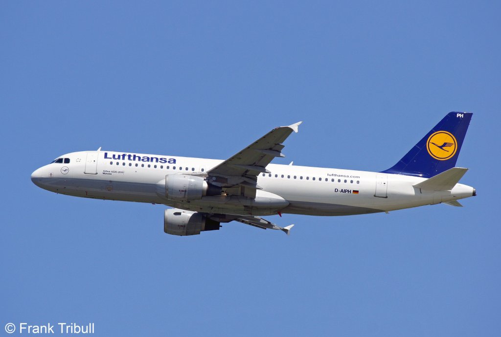 Ein Airbus A320-211 von Lufthansa mit der Kennung D-AIPH mit dem Taufnamen Mnster aufgenommen am 24.06.2011 auf dem Flughafen Mnchen 