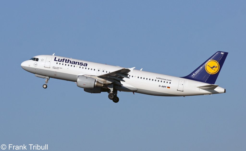 Ein Airbus A320-211 von Lufthansa mit der Kennung D-AIPF mit dem Taufnamen Deggendorf aufgenommen am 27.11.2011 auf dem Flughafen ZÃ¼rich 