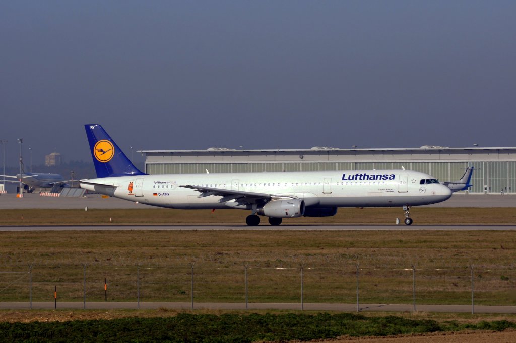 Ein Airbus A321-131 von Lufthansa mit der Kennung D-AIRY der Maus Flieger mit dem Taufnamen Flensburg aufgenommen am 31.10.2011 am Stuttgarter Flughafen.