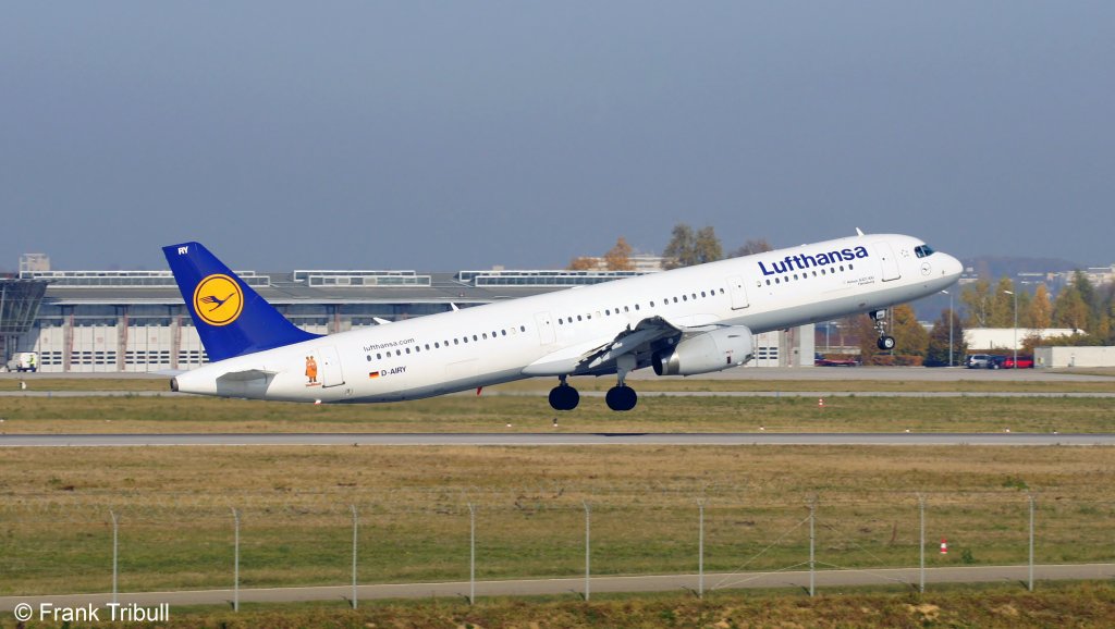 Ein Airbus A321-131 von Lufthansa mit der Kennung D-AIRY der Maus Flieger mit dem Taufnamen Flensburg aufgenommen am 31.10.2011 am Stuttgarter Flughafen