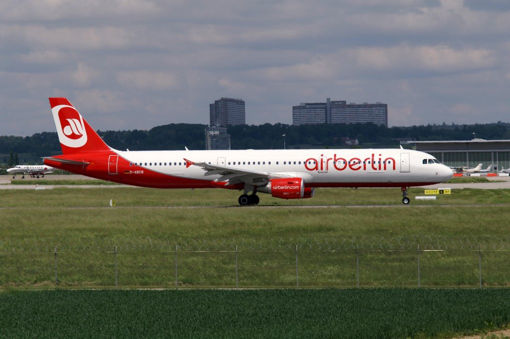 Ein Airbus A321-211 von Air Berlin mit der Kennung D-ABCB aufgenommen am 30.05.2009 auf dem Flughafen Stuttgart