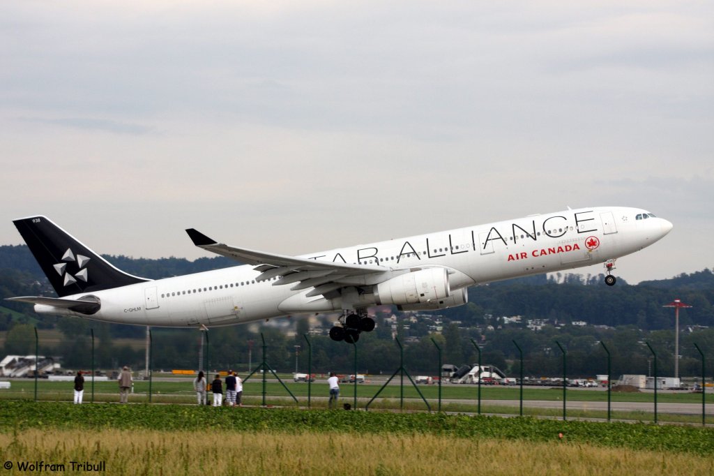 Ein Airbus A330-343X von AIR CANADA mit der Kennung C-GHLM in Star Alliance Lackierung aufgenommen am 17.09.2011 auf dem Flughafen ZÃ¼rich