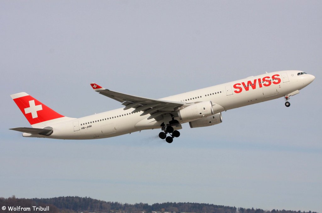 Ein Airbus A330-343X von SWISS INTERNATIONAL AIRLINES mit der Kennung HB-JHM aufgenommen am 16.03.2013 auf dem Flughafen ZÃ¼rich