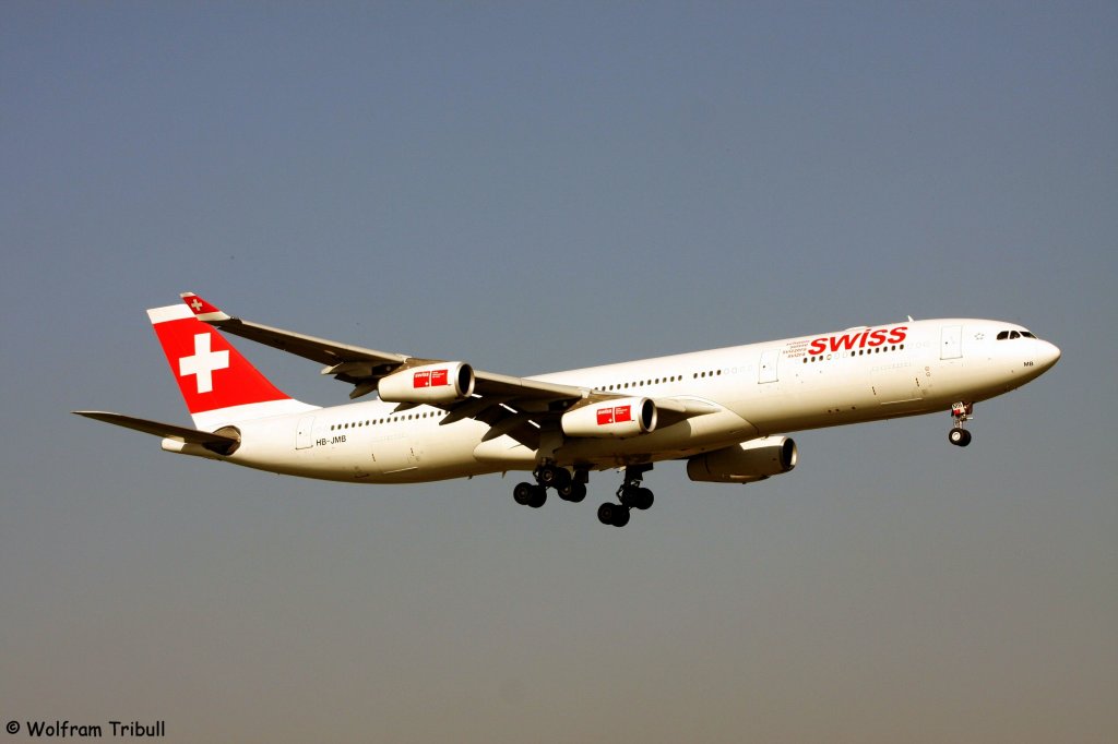 Ein Airbus A340-313X von SWISS INTERNATIONAL AIR LINES mit der Kennung HB-JMB aufgenommen am 03.10.2011 am Flughafen ZÃ¼rich - Flugzeugdaten: 