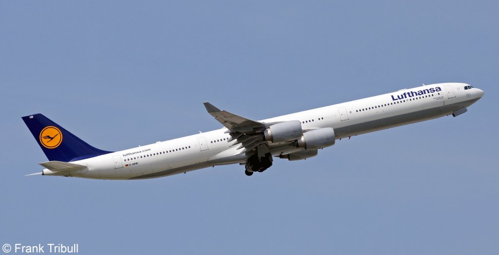 Ein Airbus A340-642 von Lufthansa mit der Kennung D-AIHB mit dem Taufnamen Bremerhaven aufgenommen am 22.05.2010 auf dem Flughafen Frankfurt am Main 