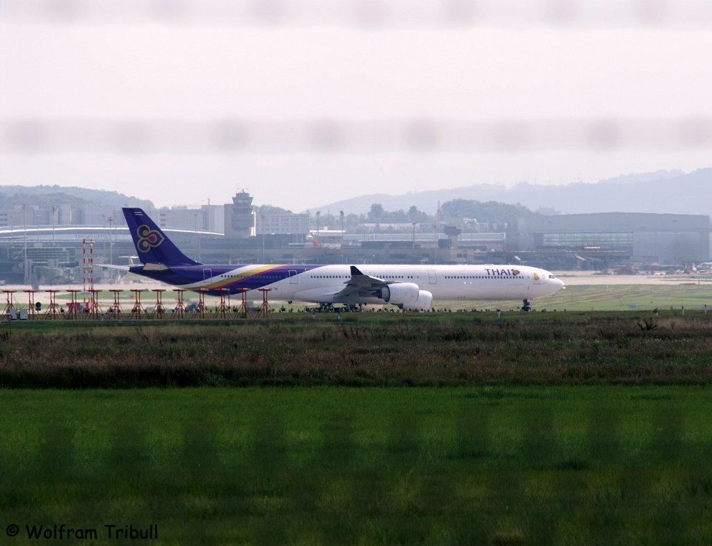 Ein Airbus A340-642 von THAI AIRWAYS INTERNATIONAL mit der Kennung HS-TNB aufgenommen am 01.11.2007 auf dem Flughafen Zrich