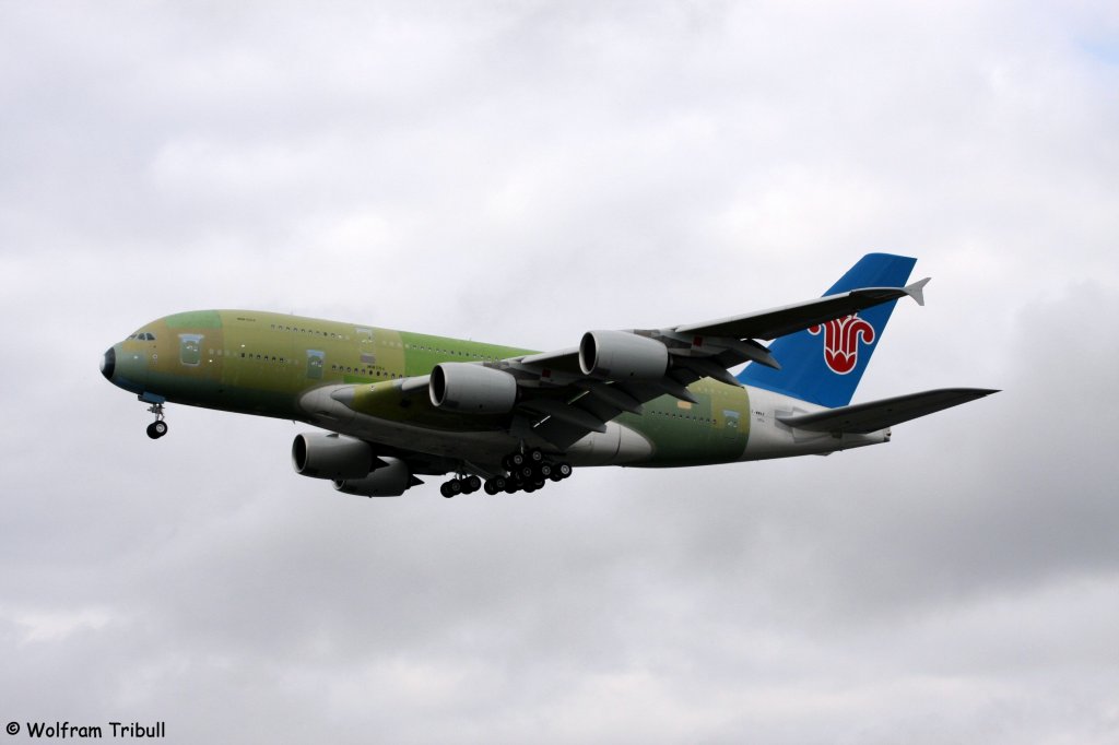 Ein Airbus A380-841 von CHINA SOUTHERN AIRLINES mit der Testkennung F-WWAX (spÃ¤ter B-6137) aufgenommen am 12.08.2011 am Flughafen Hamburg-Finkenwerder