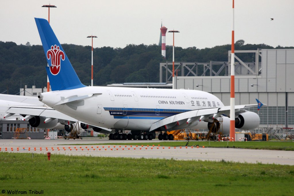Ein Airbus A380-841 von CHINA SOUTHERN AIRLINES mit der Testkennung F-WWSF (spÃ¤ter B-6136) aufgenommen am 18.08.2011 am Flughafen Hamburg-Finkenwerder