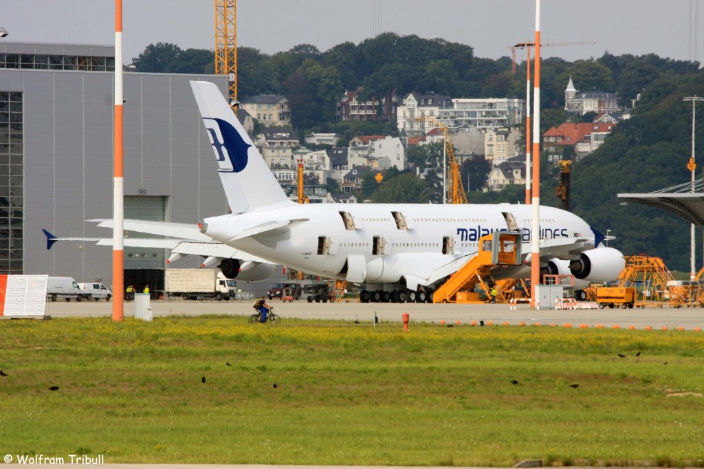 Ein Airbus A380-841 von MALAYSIA AIRLINES mit der Testkennung F-WWSO (spter 9M-MND) aufgenommen am 29.08.2012 am Flughafen Hamburg-Finkenwerder