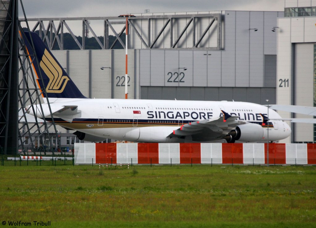 Ein Airbus A380-841 von SINGAPORE AIRLINES mit der Testkennung F-WWSM (spter 9V-SKM) aufgenommen am 12.08.2011 am Flughafen Hamburg-Finkenwerder