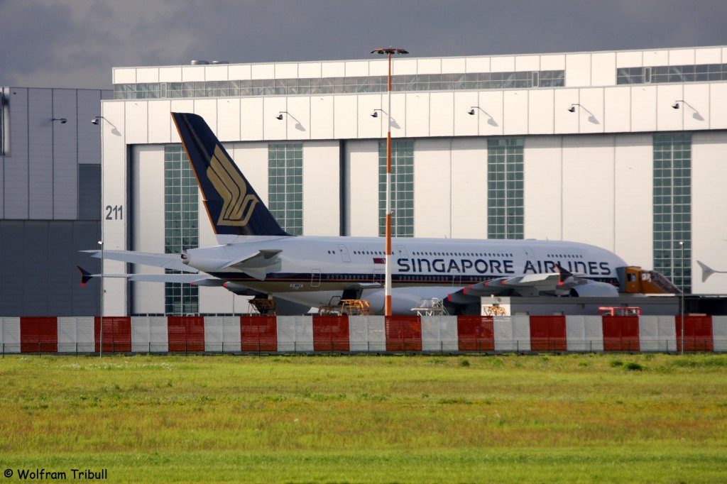 Ein Airbus A380-841 von SINGAPORE AIRLINES mit der Testkennung F-WWSX (spter 9V-SKN) aufgenommen am 12.08.2011 am Flughafen Hamburg-Finkenwerder