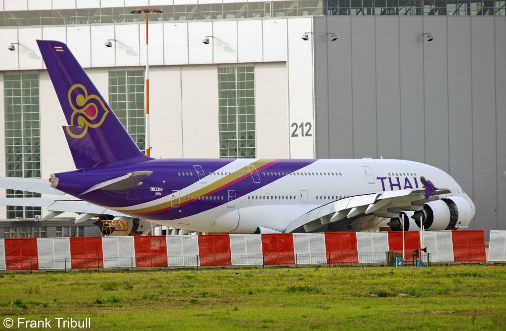 Ein Airbus A380-841 von THAI AIRWAYS INTERNATIONAL mit der Testkennung F-WWAO fliegt jetzt mit der Kennung HS-TUA aufgenommen am 21.08.2012 am Flughafen Hamburg-Finkenwerder 