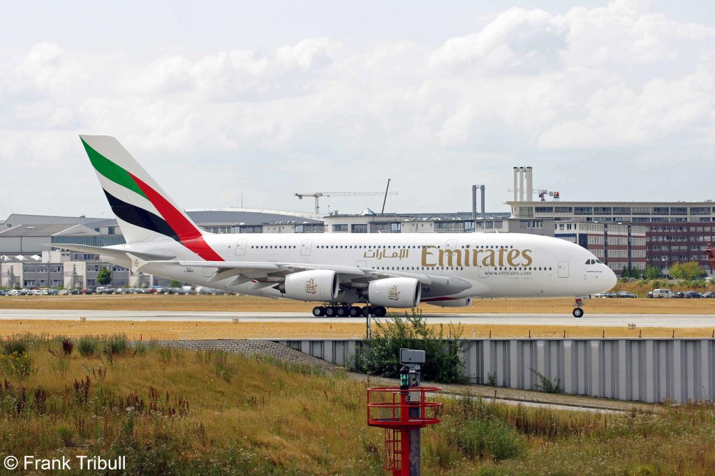 Ein Airbus A380-861 von Emirates Airline mit der Test Reg.: F-WWAG Fliegt jetzt mit der Kennung A6-EDL beim Start zum Testflug aufgenommen am 27.07.10 am Flughafen Hamburg-Finkenwerder 