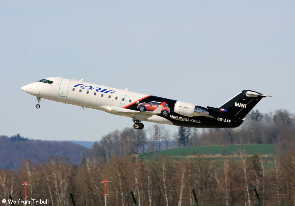 Ein Bombardier CL600-2B19 von ADRIA AIRWAYS mit der Kennung S5-AAF mit Mini Sonderlackierung aufgenommen am 14.04.2013 auf dem Flughafen ZÃ¼rich